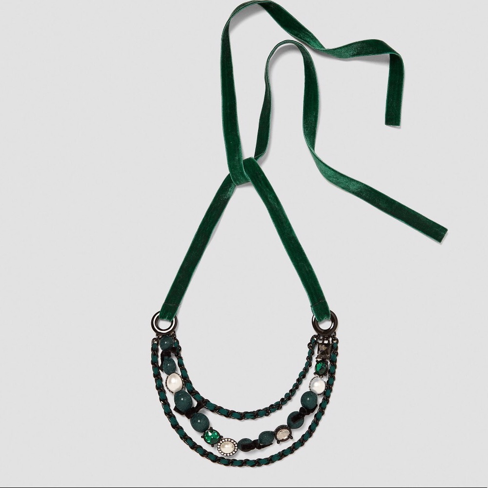 Velvet necklace with pearls